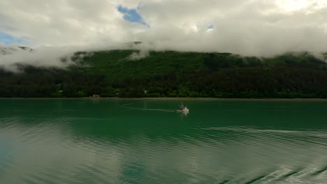 Nubes-Bajas-A-Lo-Largo-De-La-Costa-De-Alaska-Y-El-Bosque-Con-Un-Barco-Con-Una-Red-De-Pesca---Hiperlapso