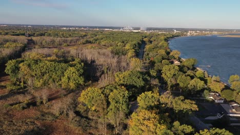 Luftaufnahme-Eines-Naturschutzgebiets-In-Green-Bay,-Wisconsin,-Mit-Einer-Drohne-Auf-Der-Anderen-Straßenseite-Gegenüber-Den-Häusern