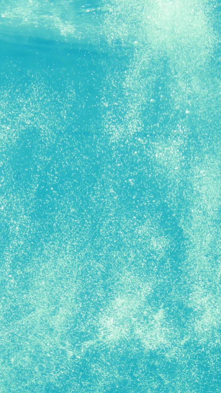 파란 수영장에 뛰어드는 남자