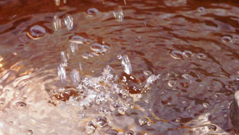 imágenes de dos vapores de agua golpeando la superficie y provocando salpicaduras, burbujas y gotas.