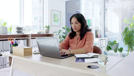 Laptop,-Covid-Y-Pañuelos-Con-Un-Asiático-De-Negocios