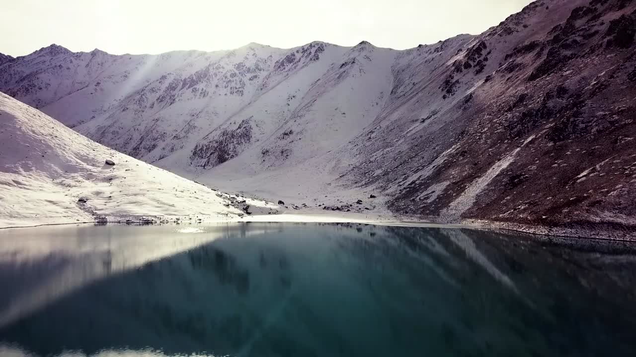 lago alpino en la cordillera de tien-shan del norte en kirguistán