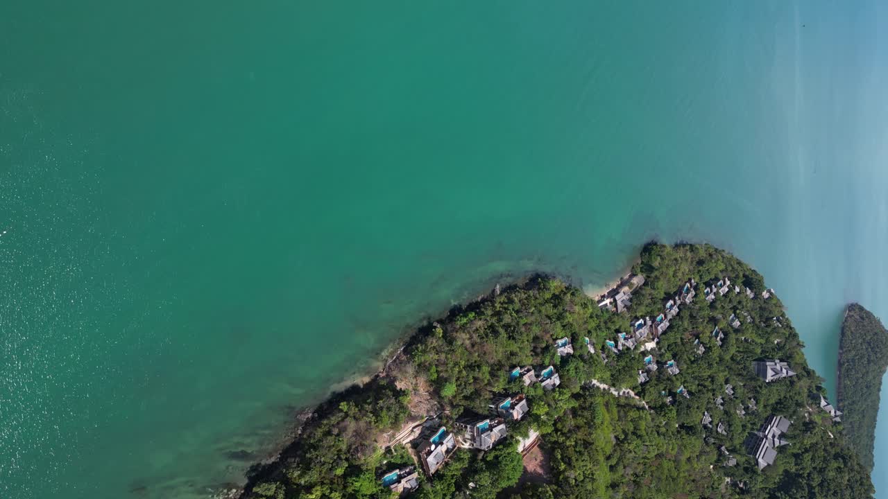 vista aérea vertical sobre un hermoso complejo de lujo junto al océano