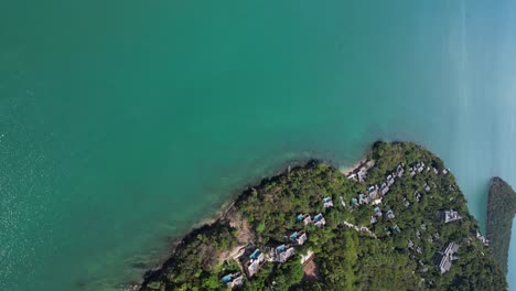 Vista-Aérea-Vertical-Sobre-Un-Hermoso-Complejo-De-Lujo-Junto-Al-Océano