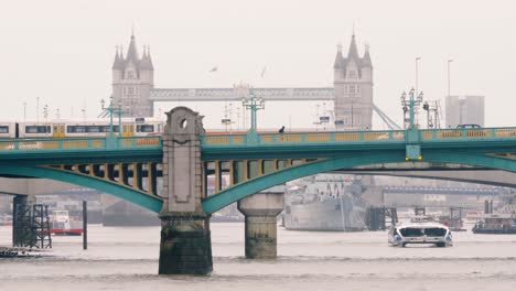 puentes de southwark y tower en tiempo lluvioso, londres, reino unido