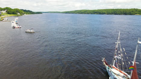 Vuelo-Aéreo-De-Drones-Sobre-Veleros-En-El-Río-Kennebec,-Baño,-Maine