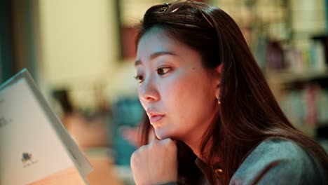 本を読んでいる女性 ⁇