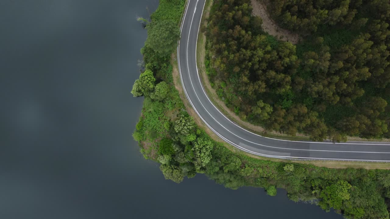 은 봄 날 에 드론 을 이용 하여 공중 에서 볼 수 있는 휘어진 산길 과 호수