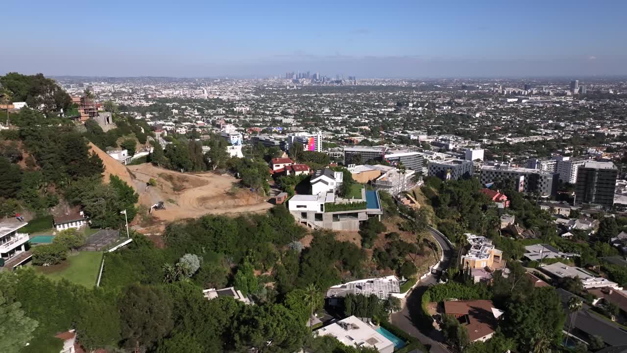 리우드 웨스트 럭셔리 이웃, 선 블루드와 로스앤젤레스 다운타운을 바라보는 은 푸른 날