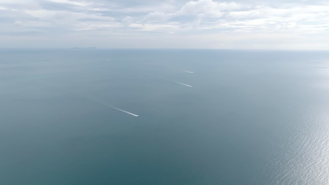 Barcos turísticos se deslizan por el tranquilo mar frente a Koh Lanta, un lugar apacible y sereno.