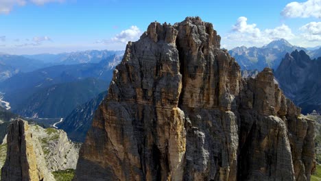 意大利多洛米特山脈的拉瓦雷多山脈 (tre cime di lavaredo) 的空中景色