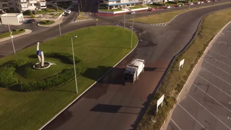 Drone-Sigue-Camión-De-Basura-En-Punta-Del-Este-En-Uruguay