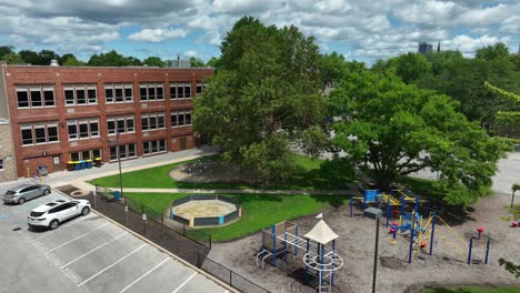 bakstenen school met basisspeelplaats op een mooie dag