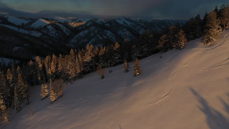 Luftaufnahme,-Wintersonnenaufgang-über-Schneebedeckten-Berghügeln-Und-Wald,-Hayden-Pass,-Colorado-Usa