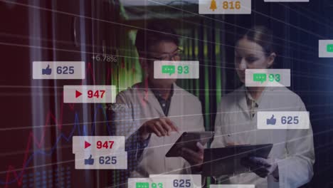 Animation-Von-Social-Media-Symbolen-über-Verschiedenen-Männlichen-Und-Weiblichen-Ingenieuren,-Die-Im-Serverraum-Diskutieren
