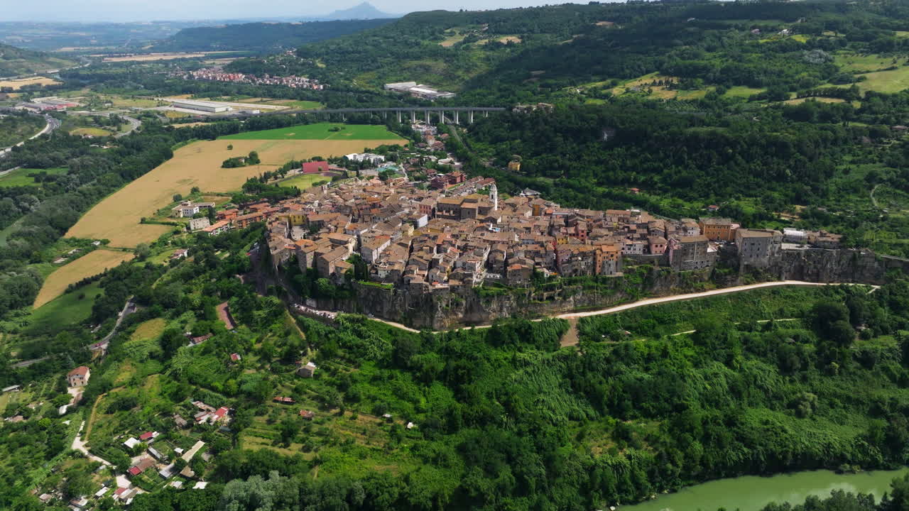 ciudad antigua compactada de orte en las orillas del río tíber en la provincia de viterbo, italia
