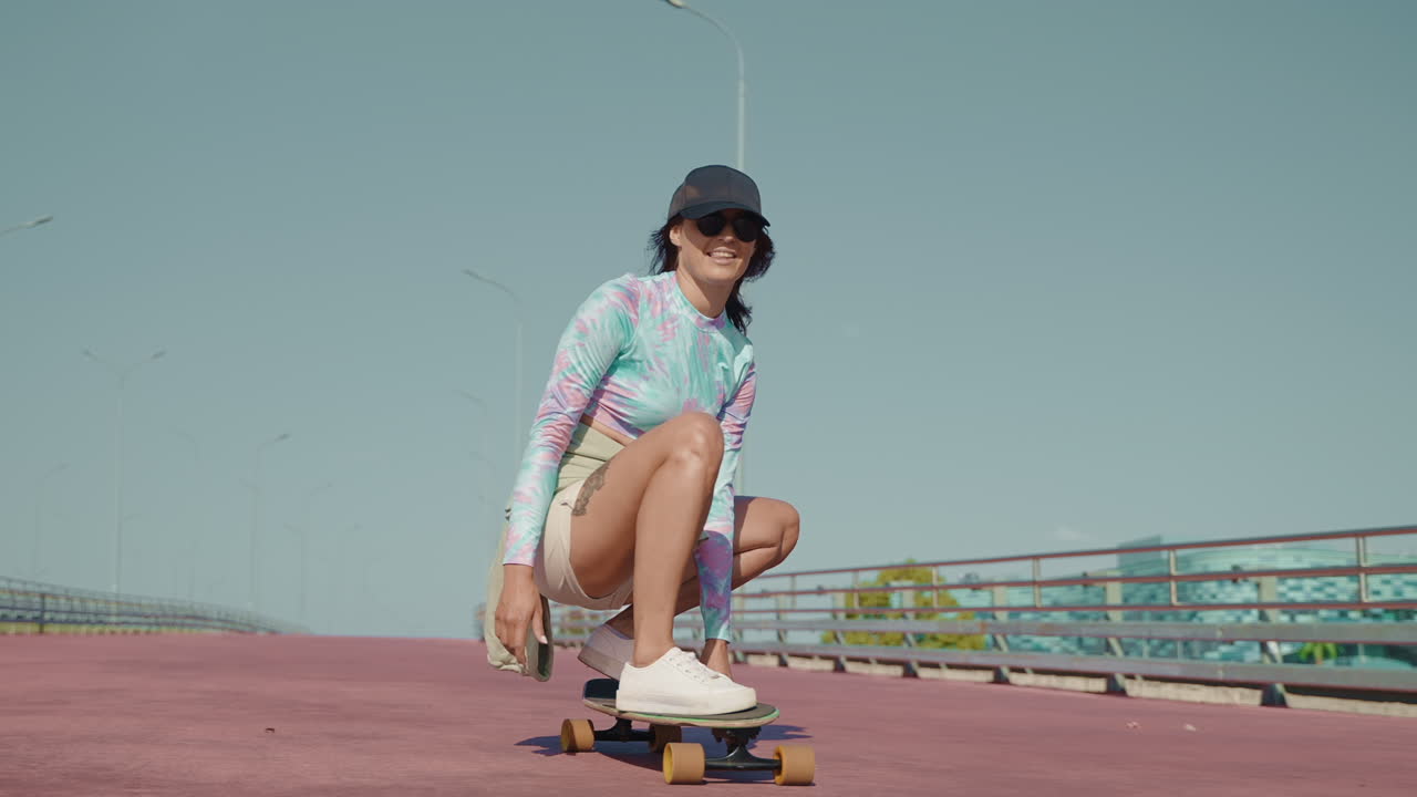 mujer patinando en un puente