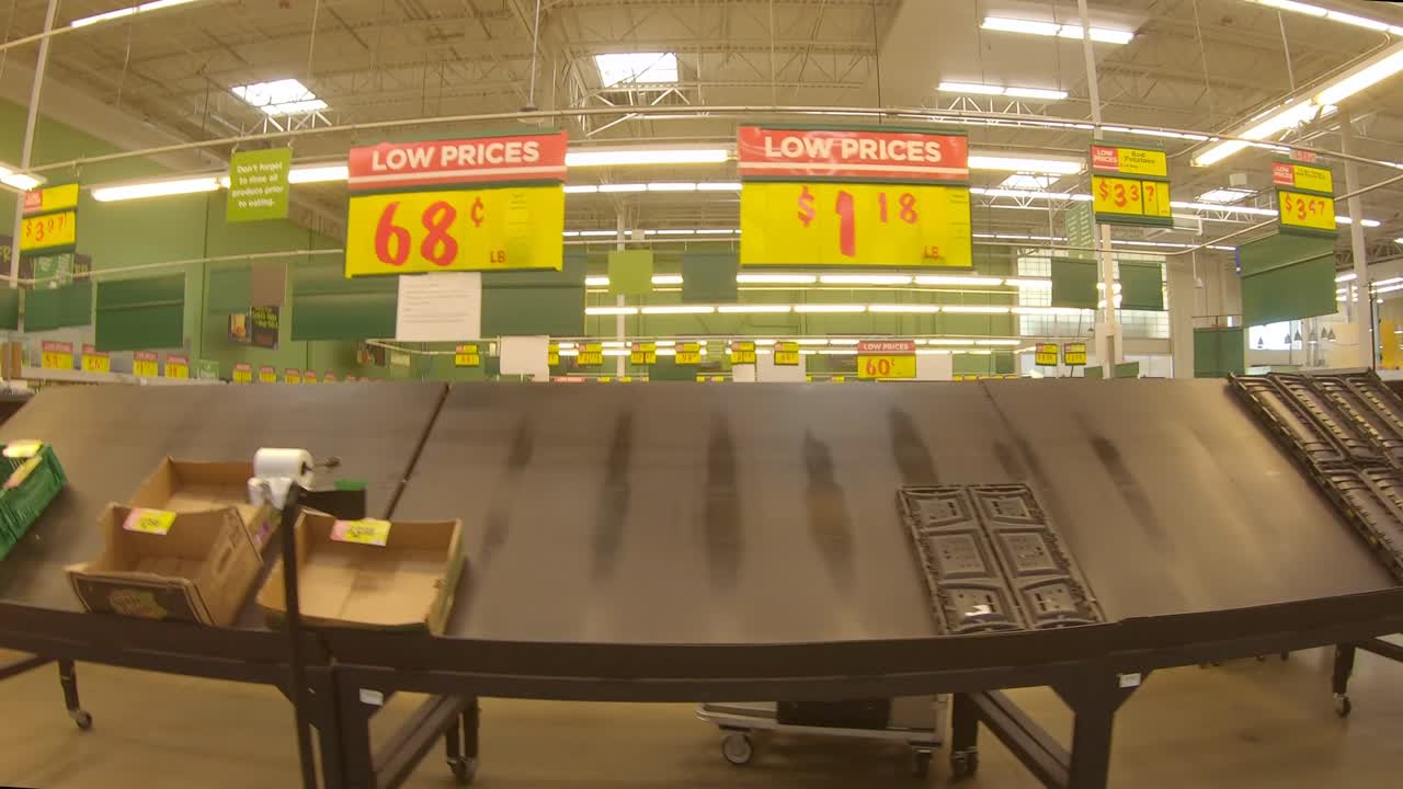 파괴적인 겨울 폭풍우가 지나간 지 며칠 후 식료품점의 농산물 통 비우기