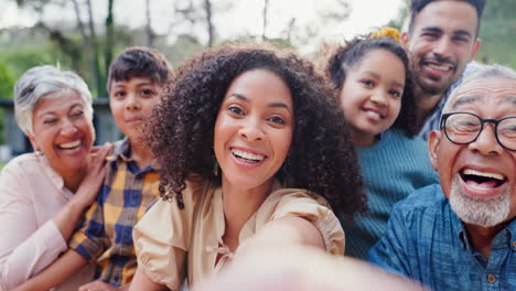 selfie de una familia multigeneracional