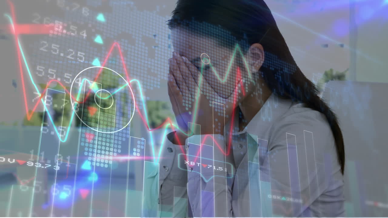 사무실에서 얼굴을 고 있는 아시아 여성에 대한 데이터 처리의 애니메이션