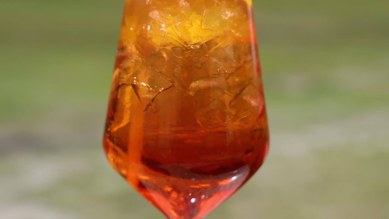 Erfrischender Aperol Spritz mit Zitrone und Eis.