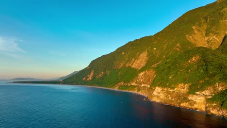 Luftaufnahme-Mit-Wunderschöner-Küstenbeleuchtung-Durch-Die-Sonne-Vor-Blauem-Himmel-In-Asien---Panoramablick