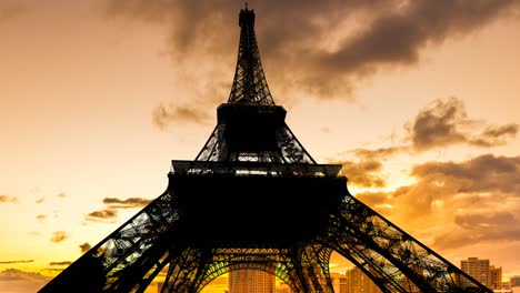 puesta de sol caliente en la torre eiffel