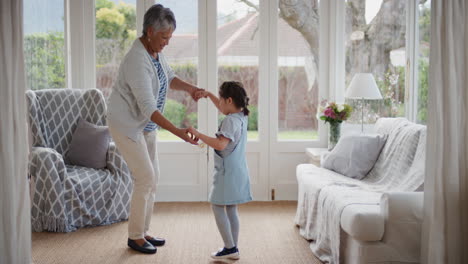 Süßes-Kleines-Mädchen-Tanzt-Mit-Großmutter.-Lustige-Oma-Hat-Spaß-Beim-Tanzen-Mit-Enkelin,-Die-Zu-Hause-Ein-Familienwochenende-Feiert.-4k