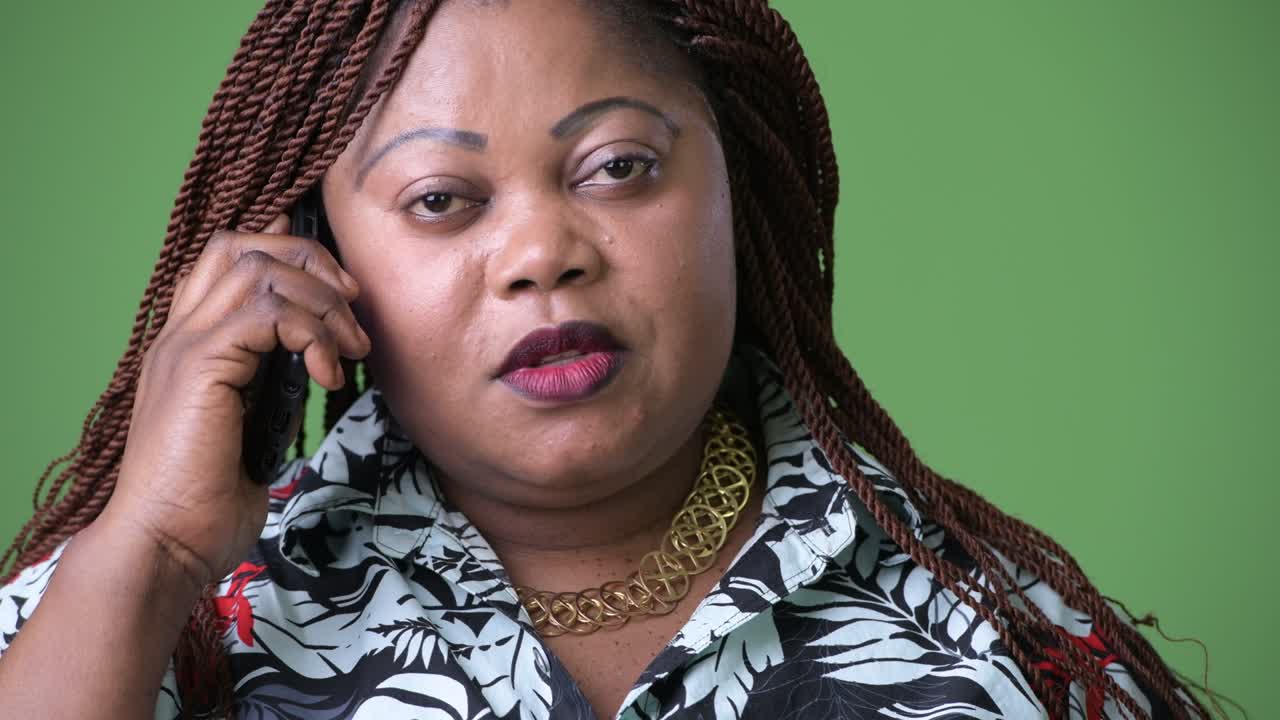 초록색 배경에 비해 과체중이 많은 아름다운 아프리카 여성