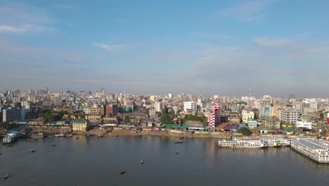 Amplia-Vista-Aérea-Del-Paisaje-Urbano-De-Dhaka-Por-La-Orilla-Del-Río-Buriganga