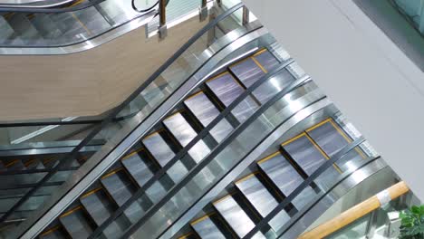 Pov-Zur-Rolltreppe-Im-Kaufhaus-internationaler-Flughafen-Ohne-Menschen