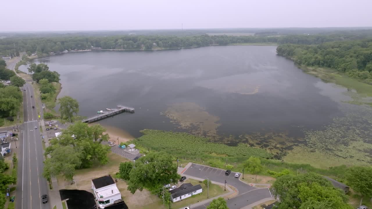 diamond lake en cassopolis, michigan con el video del avión no tripulado en movimiento
