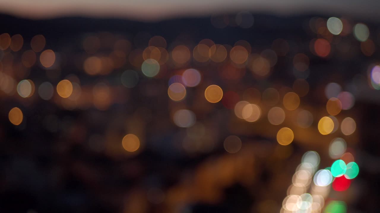 luces borrosas de la ciudad por la noche