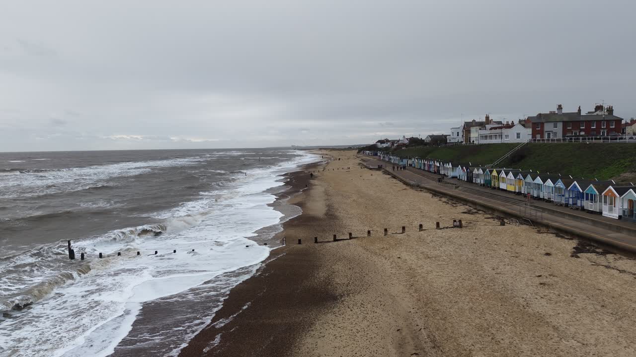 Drone ad angolo basso, riprese aeree al rallentatore di onde invernali a Southwold, Suffolk, Regno Unito