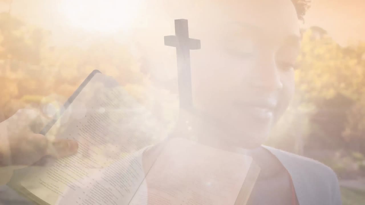 アフリカ系アメリカ人の美しい女性とカットされた手が ⁇ 公園の十字架の上に聖書を握っているアニメーション