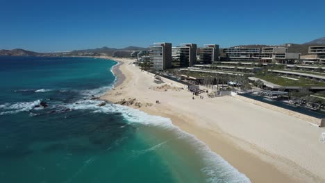 resort frente al mar en los cabos mexico con olas rompiendo en la playa- retroceso aéreo