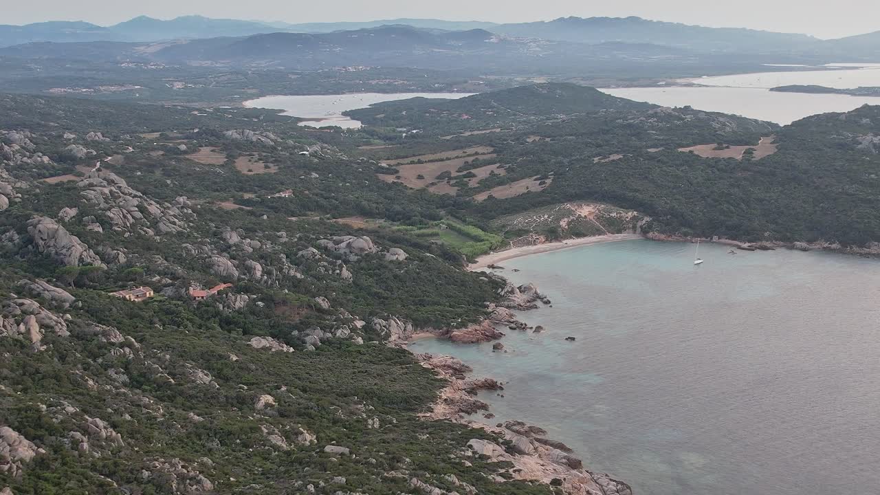 Esplora il paesaggio naturale della Sardegna con coste rocciose e acque calme