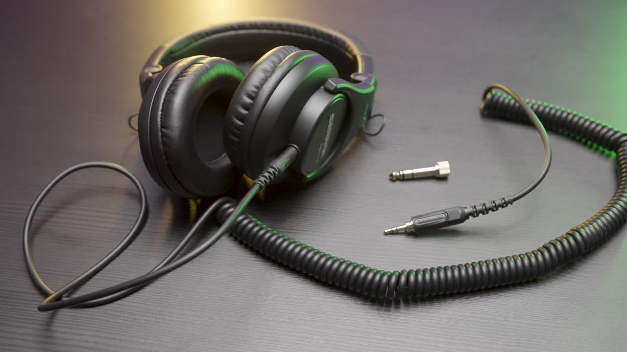 auriculares de estudio negros con cable
