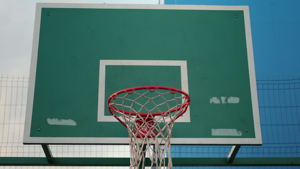 aro de baloncesto en una tabla de fondo verde