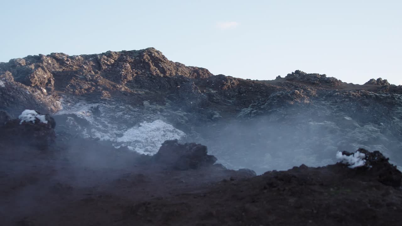 엘드보르프의 가장 큰 분화구 안에서 증기와 은 용암이 상승하고 있습니다.