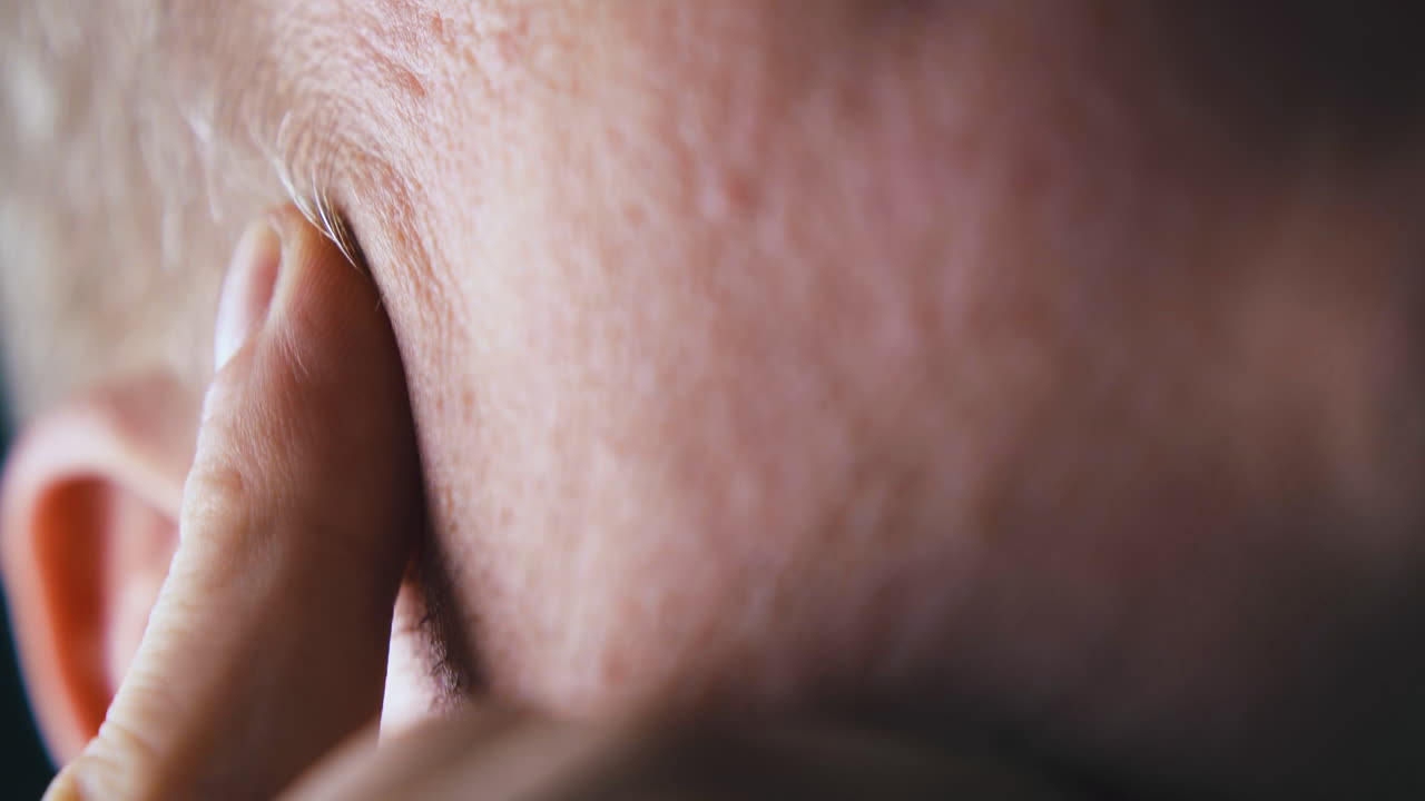 人は拳に頭を握り,指は ⁇ 骨に握る