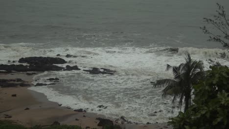 Playa-Tormentosa-Con-Olas-Rompiendo-En-La-Costa