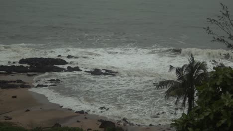 playa tormentosa con olas rompiendo en la costa