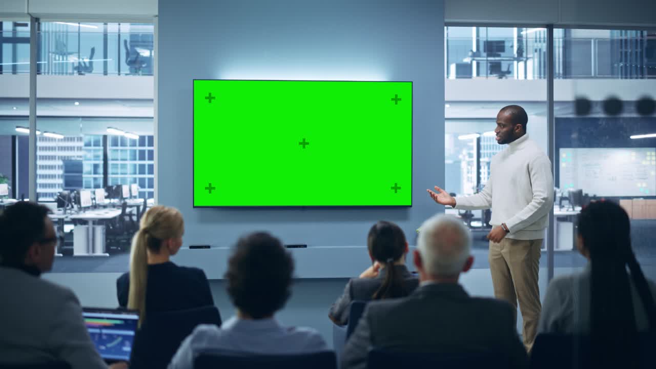 evento de presentación de productos modernos: empresario negro habla, usa pantalla de pared de teclas de croma verde. conferencia de prensa para un grupo de diversos inversores multiétnicos, empresarios digitales, empresarios