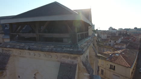 vuelo aéreo alrededor de la torre del campanario de la iglesia de saint roch en montpellier, francia.