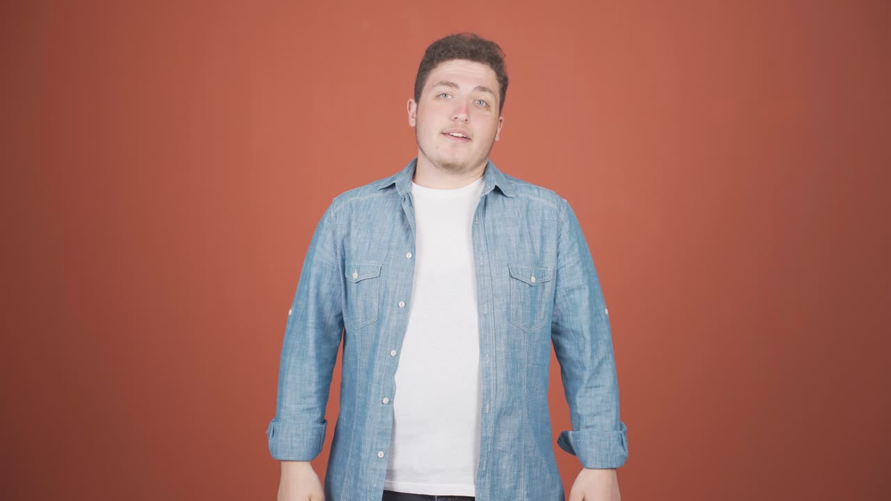 부정적인 표정으로 카메라를 바라보는 남자.