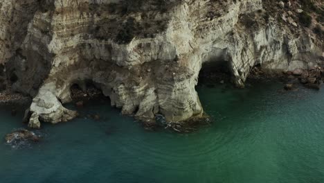 playa dekiklikoy y acantilados blancos