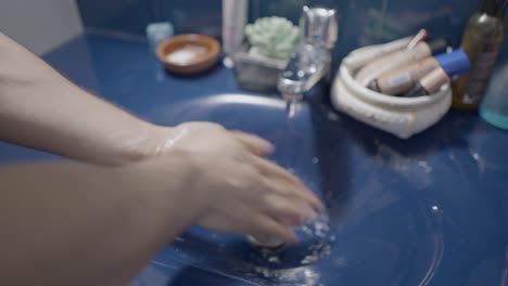 lavarse las manos en el fregadero del baño