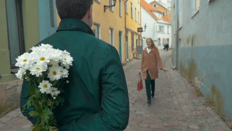 Fröhliches-Date-Mit-Blumen-Und-Kuss