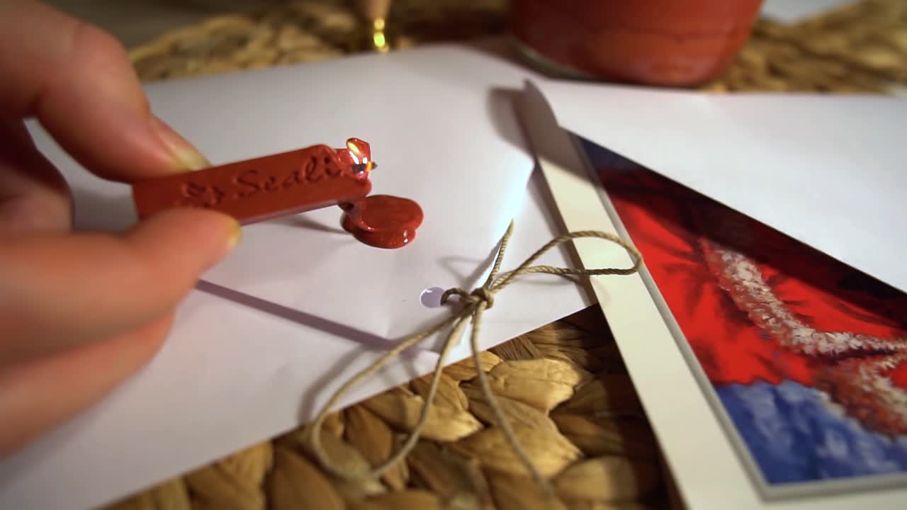 termina el goteo de cera para hacer un símbolo y un sello